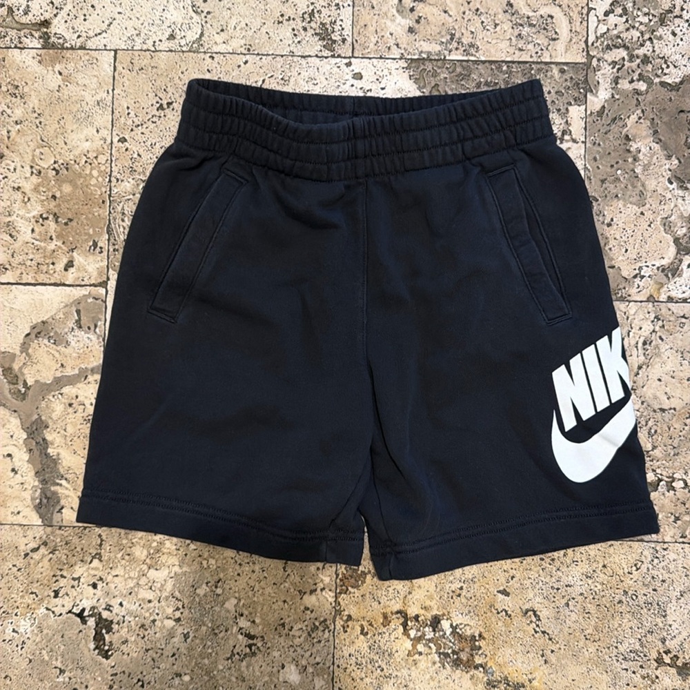 Boys Nike shorts in good condition Size M/10